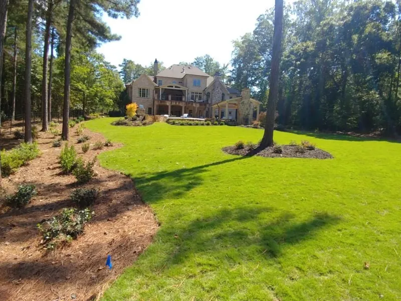 Manicured lawn and plantings by 4 Seasons in the North Atlanta metro